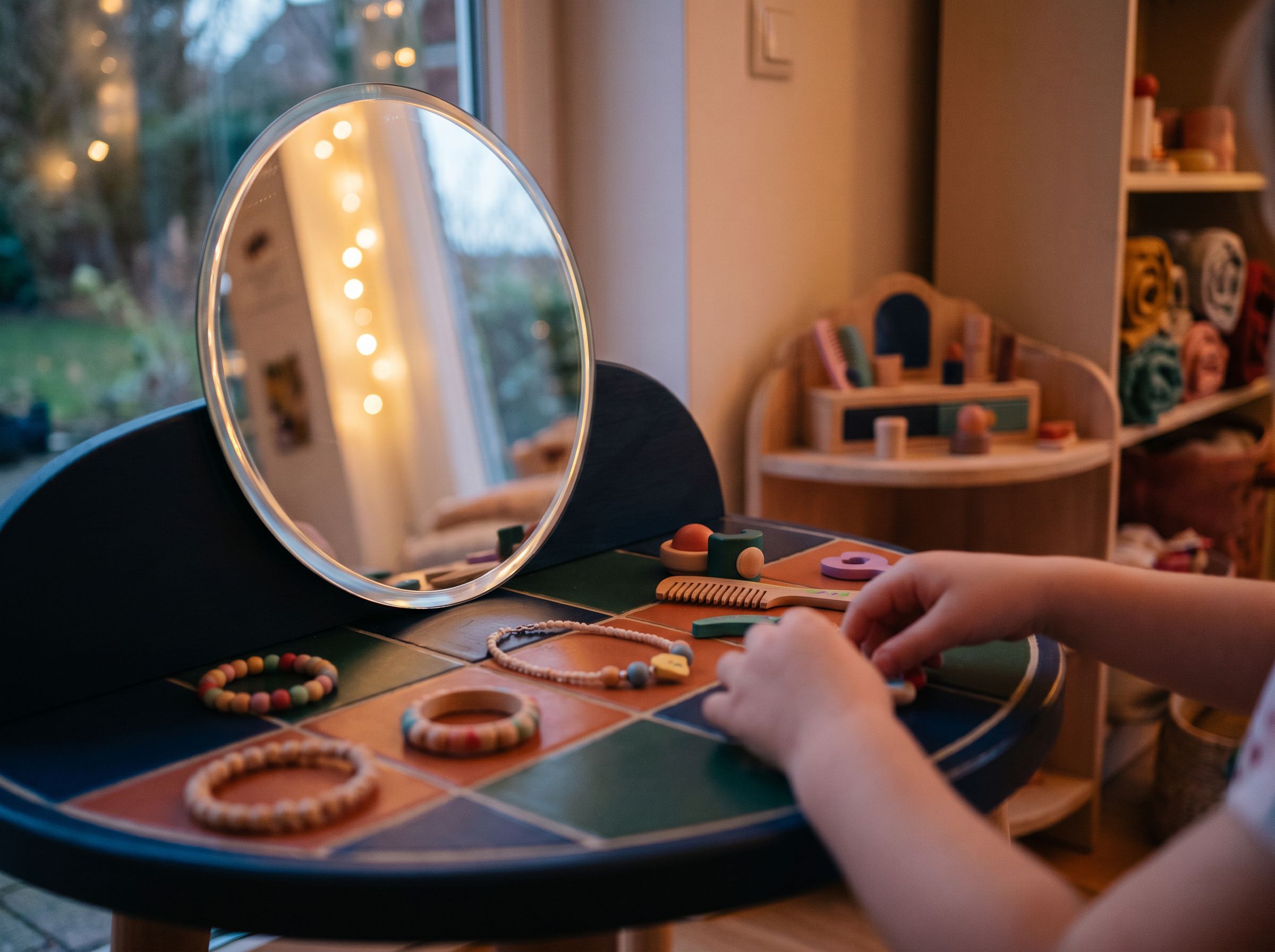 Coiffeuse-jouet dans un intérieur familial moderne